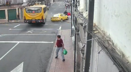 El choque entre un bus y un vehículo tipo taxi provocó el atropello a una mujer de la tercera edad la tarde de este viernes 16 de octubre de 2026.