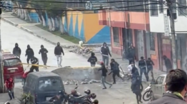 Hinchas de Liga de Quito y de Aucas se enfrentan en los exteriores del estadio Gonzalo Pozo Ripalda.