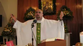 Sacerdote Patricio Sánchez muere en plena misa en Guayaquil luego de que le cayó un crucifijo gigante