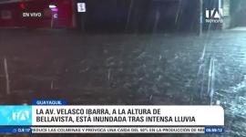 El fuerte temporal invernal causó anegaciones en este importante tramo vial de Guayaquil, obligando a los conductores a tomar precauciones para evitar siniestros. Un reporte de Ricardo Cruzatty
