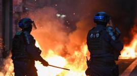 Agentes de policía en medio de enfrentamientos en la Plaza de la República tras una manifestación no autorizada, en el centro de París.