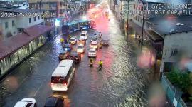 Las calles de Guayaquil amanecieron inundadas por las fuertes lluvias que soportó la ciudad la madrugada de este lunes.