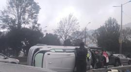 Un vehículo se volcó sobre la av. Simón Bolívar, la mañana de este lunes 19 de octubre de 2026.
