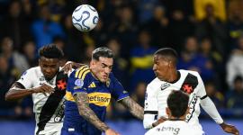 El mediocampista de Vasco da Gama #23 Thiago Mendes (L), el defensor de Boca Juniors #02 Lautaro Di Lollo (C) y el defensor de Vasco da Gama #30 Robert Renan.