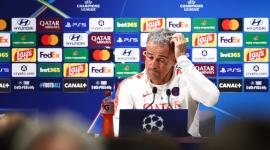 El entrenador español del Paris Saint-Germain, Luis Enrique, hace gestos durante una rueda de prensa en las instalaciones del club en Poissy, al oeste de París, el 19 de octubre de 2026