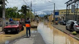 Familias fueron evacuadas por el desbordamiento del río Chaguana, en El Oro