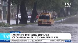 La combinación de precipitaciones y marea alta provocó severas inundaciones en varios sectores de Guayaquil, dejando vehículos afectados, árboles caídos y la suspensión de actividades escolares. Un reportaje de Ever Moreira
