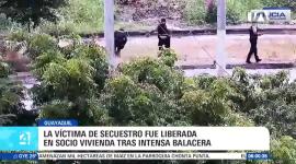 Agentes de la Policía Nacional se enfrentaron a tiros con delincuentes durante una intensa persecución que permitió poner a salvo a una víctima de secuestro. Entre los heridos se encuentra un uniformado. El secuestro de la mujer se produjo durante su visita a un centro comercial al norte de la ciudad.