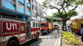 Más de 100 bomberos combaten incendio en las calles Chimborazo y Sucre