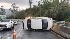 Un vehículo blanco se volcó sobre la av. Simón Bolívar, sector Puengasí