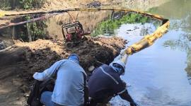 Técnicos realizaron labores para recuperar el crudo derramado en Esmeraldas en marzo de 2025
