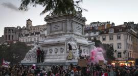 Varias personas se congregan portando banderas y coreando consignas durante una protesta contra la escasez de viviendas, el aumento desorbitado de los alquileres