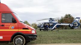 Gendarmes y bomberos franceses participan en el rescate de un avión de combate Mirage 2000D que se estrelló durante un vuelo de entrenamiento en Rogeville, Francia.