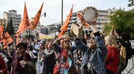 Manifestantes protestan contra el alto costo de la vida en Grecia.