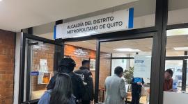 Funcionarios de la Fiscalía y la Policía ingresaron a las oficinas del Municipio de Quito, en el centro de la capital.