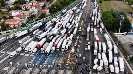 Las protestas de transportistas cumplen seis días y provocan retenciones en varias regiones italianas.