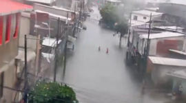 Imágenes del ECU 911 muestran avenidas cubiertas de agua y dificultades para movilizarse.