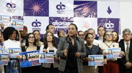 Gabriela Rivadeneira interviene en la rueda de prensa de Revolución Ciudadana, sobre la Detención de Luisa González.