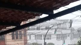 Un fuerte aguacero acompañado de granizo sorprendió a Quito la tarde de este jueves 22 de octubre de 2026.