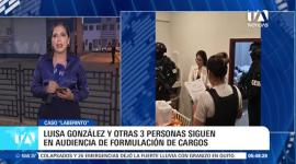 La excandidata presidencial y otras tres personas permanecen desde la madrugada en la diligencia judicial por presunto lavado de activos. La cobertura se mantiene desde los exteriores del Cuartel Modelo de Policía en Guayaquil. Un reporte de Paula Kuhn