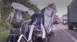 Un camión y un tráiler involucrados en un siniestro de tránsito en la vía a la Costa, este viernes 23 de octubre de 2026.