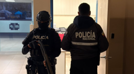 John Reimberg, ministro del Interior, informó que la madrugada de este viernes 22 de octubre de 2026 fueron allanadas las instalaciones del Hopsitila de Ambato y dos casas.