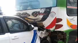 Un patrulla chocó contra un bus de pasajeros en el cantón Santa Elena.