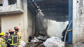 Incendio en recicladora en el noroeste de Guayaquil.