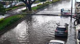 Fuerte lluvia causa inundaciones y caos vehicular en Guayaquil