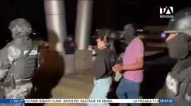 La excandidata presidencial fue movilizada en un avión de la FAE tras la orden judicial y será trasladada por tierra en convoy militar hacia Riobamba.