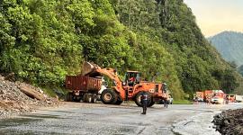 La Prefectura de Pichincha continúa con la limpieza de material en el kilómetro 53 de la vía Alóag-Unión del Toachi este sábado 24 de octubre.