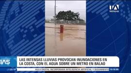 El agua supera el metro de altura en Balao y el desbordamiento del canal El Macho dejó una barriada aislada en Machala tras históricas precipitaciones. Un reportaje de Camila Guevara