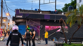 Ataque con explosivos en la zona rosa de Machala deja un bar destruido y daños en viviendas este domingo 25 de octubre de 2026.