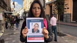 Carolina Mesías, primas de Daniela Astudillo, pide a las autoridades que las búsquedas continúen en los exteriores del Ministerio del Interior, la mañana de este lunes 26 de octubre de 2026.