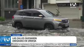 Moradores de los sectores aledaños reclaman falta de mantenimiento e infraestructura ante las continuas inundaciones por subida de marea. Un reportaje de Ever Moreira