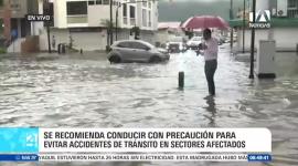 Las fuertes lluvias desde la noche del domingo 26 de octubre provocaron anegaciones en diversas vías del sector de Urdesa, norte de Guayaquil, afectando el tránsito vehicular. Las autoridades recomiendan a los conductores circular con precaución para evitar siniestros de tránsito, mientras se monitorean los sectores con mayor acumulación de agua. Un reporte de Ricardo Cruzatty.