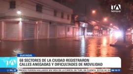 Un intenso temporal acompañado de descargas eléctricas provocó la acumulación de agua en 68 sectores de Guayaquil durante la jornada del sábado. La parroquia Tenguel figuró entre las zonas más golpeadas, registrando calles completamente anegadas, ingreso de agua a locales comerciales y decenas de familias damnificadas debido al colapso de los sistemas de drenaje. Un reporte de Camila Guevara.