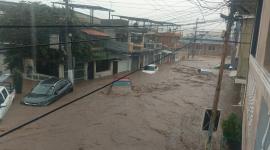 Las autoridades piden evitar desplazamientos innecesarios y no cruzar calles inundadas.