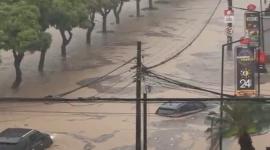 Pascuales, la vía a Daule y Los Ceibos, donde el agua llegó en algunos puntos hasta el capó de los vehículos.