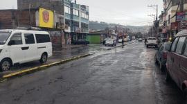 Una intensa lluvia acompañada de tormentas eléctricas afectó a Quito la tarde de este lunes 26