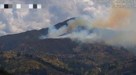 Una extensa columna de humo se levanta sobre el cerro Pizhi, en Gualaceo, por un incendio forestal registrado este lunes 26 de octubre.