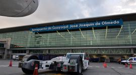 Las fuertes lluvias y tormentas eléctricas provocaron retrasos y desvíos de vuelos en el aeropuerto José Joaquín de Olmedo de Guayaquil este lunes 26 de octubre.