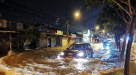 Varios sectores del norte de Guayaquil quedaron anegados luego de la fuerte y continua lluvia que cayó sobre Guayaquil.
