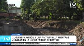 Tres niños que jugaban bajo la intensa lluvia en el sector de Flor de Bastión, al noroeste de Guayaquil, cayeron a un canal de drenaje y fueron arrastrados por una repentina y fuerte corriente. Aunque dos de los menores lograron ponerse a salvo por sus propios medios, las labores de búsqueda concluyeron trágicamente con el hallazgo del cuerpo del tercer niño a varios kilómetros del lugar del incidente. Un reporte de Paula Kuhn.