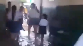 Imágenes difundidas en redes sociales muestran a estudiantes caminando en aulas y pasillos inundados.
