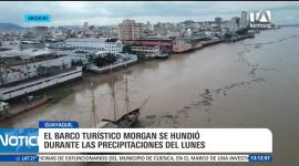 Equipos técnicos ejecutan maniobras para sacar a flote la tradicional embarcación turística, sumergida en el río Guayas tras las intensas lluvias en la urbe. Un reportaje de Catalina García