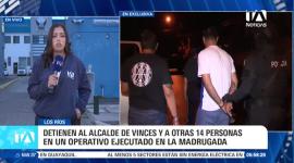 En un masivo despliegue policial y fiscal denominado Operativo Gran Fénix 66, ejecutado de manera simultánea en tres cantones del país, se logró la aprehensión del alcalde de Vinces, Alfonso Montalván, junto a su esposa, su hijo y otras 14 personas. Según información del Ministerio del Interior y de la Fiscalía General del Estado, los detenidos estarían presuntamente vinculados a una red delictiva dedicada al lavado de activos. Durante las incursiones y allanamientos a varios inmuebles, las autoridades incautaron dinero en efectivo, documentación relevante y armas de fuego. Un reporte de Paula Kuhn.