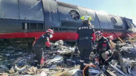 Equipos de rescate realizan labores de búsqueda de personas heridas tras el choque de dos trenes en España