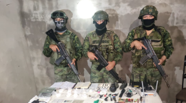 Elementos militares junto a los objetos decomisados en el operativo realizado en Flor de Bastión, Guayaquil