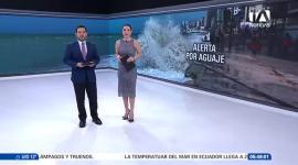 La coincidencia de las precipitaciones con un episodio de marea alta o pleamar durante la noche provocó el estancamiento y la acumulación de agua en diversas calles y avenidas principales de Guayaquil. Entre los puntos más afectados figuró un tramo de la avenida Barcelona y la bajada del Puente del Velero, donde los conductores se vieron obligados a reducir drásticamente la velocidad y circular con extremeada precaución debido al nivel del agua en la calzada.